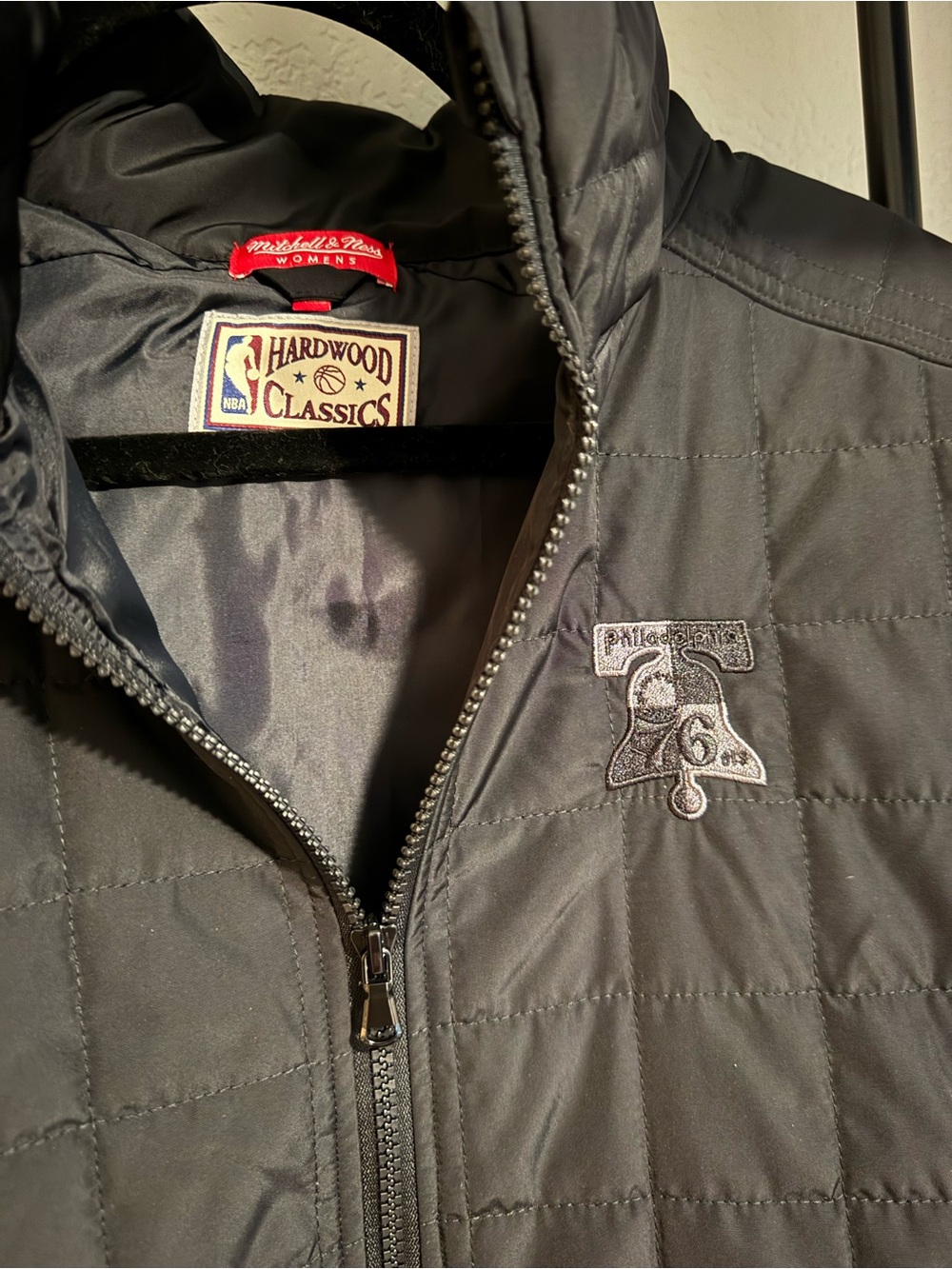 Mitchell & Ness Women’s Hardwood Classics Philadelphia 76ers Quilted Jacket Med